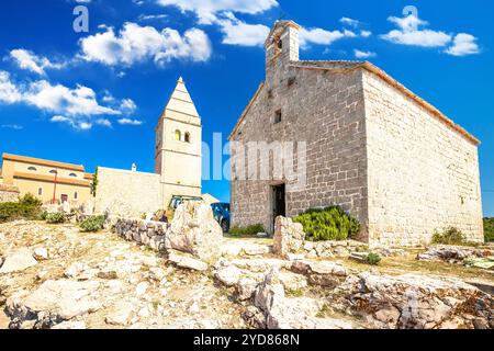 Città di pietra di Lubenice sull'isola vista sulla strada di Cres, arcipelago della Croazia Foto Stock