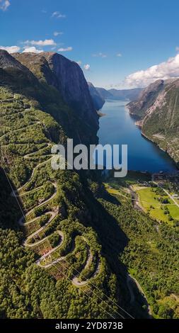 Lysebotn, Lysefjorden, Norvegia, una veduta aerea di una strada tortuosa che attraversa le lussureggianti montagne verdi della Norvegia, con una meraviglia Foto Stock