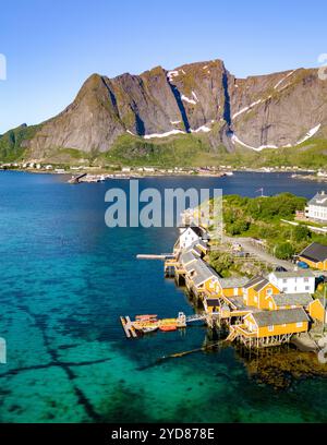 Villaggio costiero norvegese con acque turchesi, Sakrisoy, Lofoten, Norvegia Foto Stock