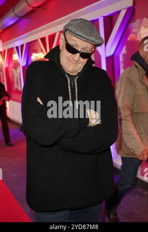 Eddy Kante beim 50. Geburtstag der Kneipe Zur Ritze auf der Reeperbahn. Amburgo, 24.10.2024 *** Eddy Kante al 50° compleanno del pub Zur Ritze sulla Reeperbahn Hamburg, 24 10 2024 foto:xgbrcix/xFuturexImagex ritze 4028 Foto Stock