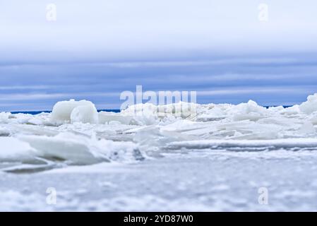 Splendido Winter Wonderland con piste di ghiaccio su un lago ghiacciato circondato da Snowy Mountain Peaks Foto Stock