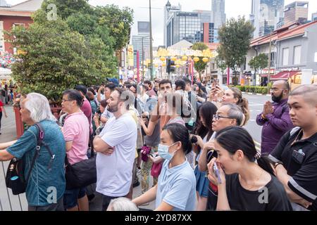 Una grande folla si è riunita per assistere alle celebrazioni del Festival di metà autunno South Bridge Rd Chinatown Singapore Foto Stock