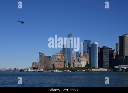 Skyline del centro di Manhattan con giro turistico in elicottero visto da Governors Island New York City NY USA Foto Stock