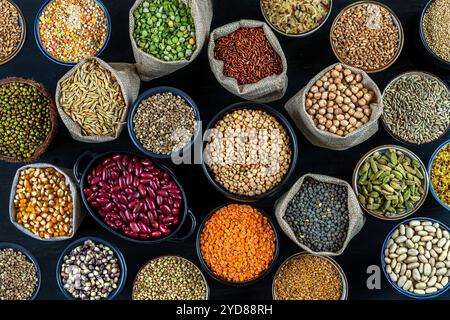 Semi di cibo e cereali raccolti nella vista dall'alto in primo piano. Foto Stock