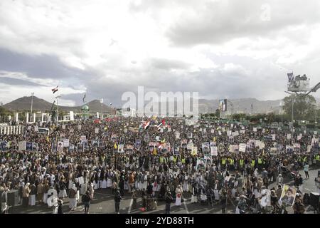 Sanaa, Sanaa, Yemen. 25 ottobre 2024. I sostenitori di Houthi prendono parte a una manifestazione di solidarietà con il popolo libanese e palestinese, a Sana'a, Yemen, 25 ottobre 2024.tra le tensioni più forti in Medio Oriente, i seguaci di Houthi si sono riuniti per una manifestazione per mostrare sostegno al popolo libanese e palestinese. Hanno anche espresso la loro condanna del sostegno degli Stati Uniti alle azioni militari di Israele in Libano e nella Striscia di Gaza. OSAMAH YAHYA (Credit Image: © Osamah Yahya/ZUMA Press Wire) SOLO PER USO EDITORIALE! Non per USO commerciale! Foto Stock