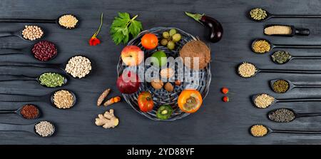 Cereali e semi con frutta al centro. Foto Stock