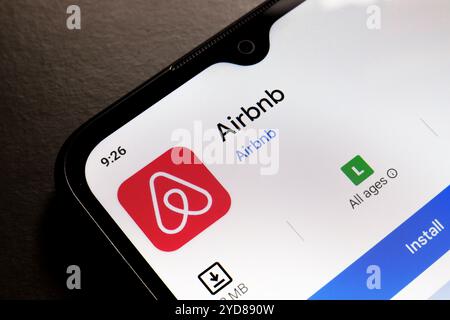 25 ottobre 2024, Brasile. In questa immagine, il logo dell'app Airbnb viene visualizzato sullo schermo di uno smartphone Foto Stock