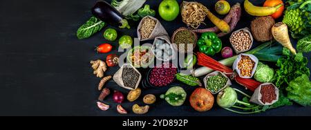 Vista panoramica di frutta e verdura, pasta su uno sfondo scuro, vista dall'alto. Foto Stock