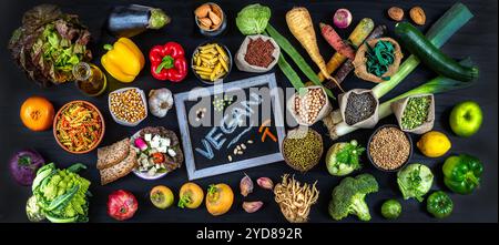 Panoramica degli ingredienti principali utilizzati per cucinare e mangiare vegani. Foto Stock