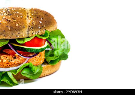 Hamburger vegetariano composto da diversi cibi su sfondo bianco. Foto Stock