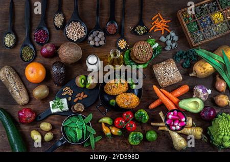 Dieta vegana senza ingredienti di origine animale, costituita da frutta, verdura, cereali, legumi, semi, soia. Foto Stock