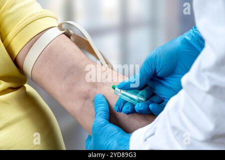 Persona che sta prelevando un campione di sangue. Foto Stock
