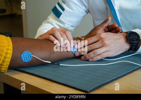 Centro di fisioterapia specializzato in patologie della mano, del gomito e della spalla prima o dopo l'intervento. Foto Stock
