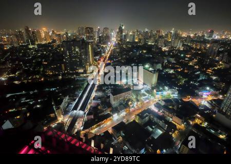 Bangkok BKK luci colorate degli edifici, strade della città e vista dello skyline urbano da uno dei grattacieli più alti. Thailandia Foto Stock