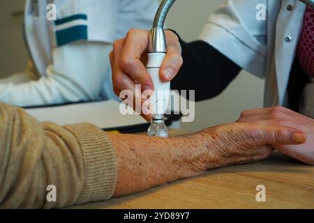 Centro di fisioterapia specializzato in patologie della mano, del gomito e della spalla prima o dopo l'intervento. Foto Stock