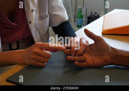 Centro di fisioterapia specializzato in patologie della mano, del gomito e della spalla prima o dopo l'intervento. Foto Stock