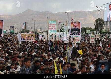 Sanaa, Sanaa, Yemen. 25 ottobre 2024. I sostenitori di Houthi prendono parte a una manifestazione di solidarietà con il popolo libanese e palestinese, a Sana'a, Yemen, 25 ottobre 2024.tra le tensioni più forti in Medio Oriente, i seguaci di Houthi si sono riuniti per una manifestazione per mostrare sostegno al popolo libanese e palestinese. Hanno anche espresso la loro condanna del sostegno degli Stati Uniti alle azioni militari di Israele in Libano e nella Striscia di Gaza. OSAMAH YAHYA (Credit Image: © Osamah Yahya/ZUMA Press Wire) SOLO PER USO EDITORIALE! Non per USO commerciale! Foto Stock