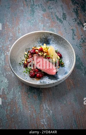 Tradizionale sella di filetto di cervo arrosto con spÃ¤tzle Foto Stock