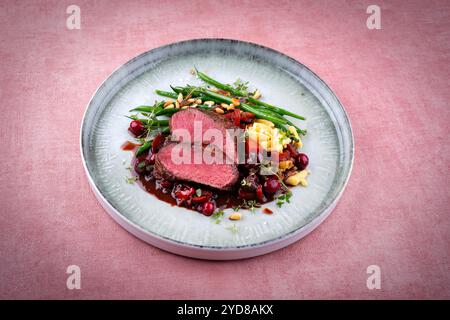 Tradizionale sella di filetto di cervo arrosto con spÃ¤tzle Foto Stock