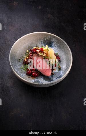 Tradizionale sella di filetto di cervo arrosto con spÃ¤tzle Foto Stock