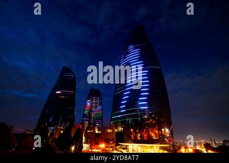 Le Torri della fiamma di notte, Baku Azerbaigian. L'altezza della più alta delle tre torri è di 182 m. le tre torri simboleggiano l'elemento del fuoco, e l'ar Foto Stock