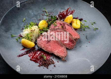 Filetto tradizionale fritto di veleno con pera a fette Foto Stock