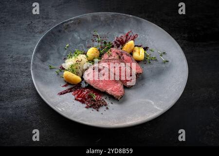 Filetto tradizionale fritto di veleno con pera a fette Foto Stock