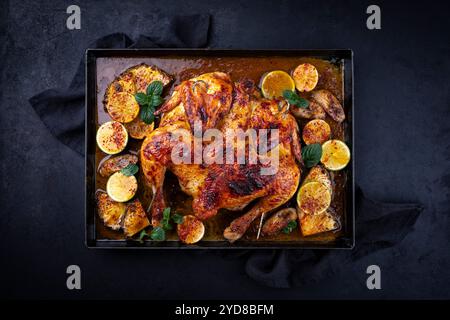 Pollo tradizionale al mattone al barbecue con spatchcocked e arancia Foto Stock