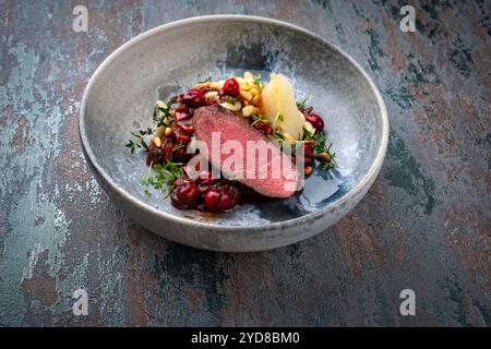 Tradizionale sella di filetto di cervo arrosto con spÃ¤tzle Foto Stock