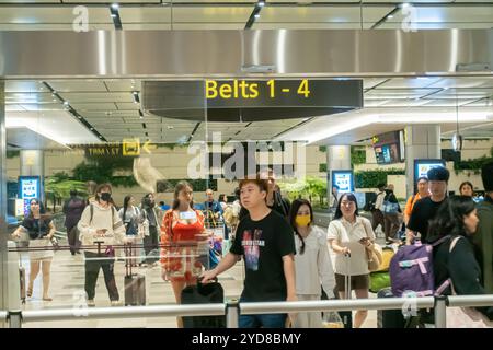 Arrivi al terminal 4 dell'aeroporto Changi di Singapore, i turisti che lasciano le cinture bagagli ha; Foto Stock