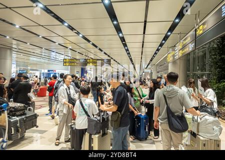 Terminal 4 dell'aeroporto Changi di Singapore, arrivi, famiglie in viaggio, famiglie in viaggio Foto Stock
