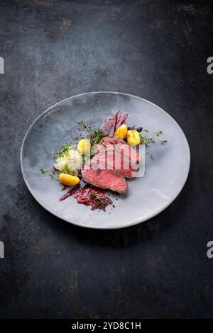 Filetto tradizionale fritto di veleno con pera a fette Foto Stock