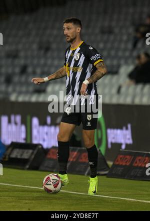 Leumeah, Australia. 25 ottobre 2024. Marin Jakolis del MacArthur FC visto in azione durante il secondo turno di Isuzu UTE A-League 2024-25 tra MacArthur FC e Newcastle Jets FC al Campbelltown Stadium di Leumeah. Punteggio finale; MacArthur 1: 2 Newcastle Jets. (Foto di Luis Veniegra/SOPA Images/Sipa USA) credito: SIPA USA/Alamy Live News Foto Stock