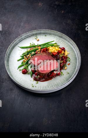 Tradizionale sella di filetto di cervo arrosto con spÃ¤tzle Foto Stock