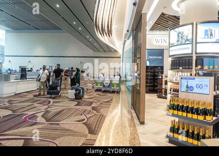 I passeggeri camminano dopo il controllo di sicurezza del bagaglio a mano prima dell'ingresso del cancello, dell'Aeroporto Changi di Singapore, negozio duty free Foto Stock