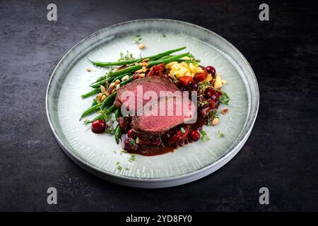 Tradizionale sella di filetto di cervo arrosto con spÃ¤tzle Foto Stock