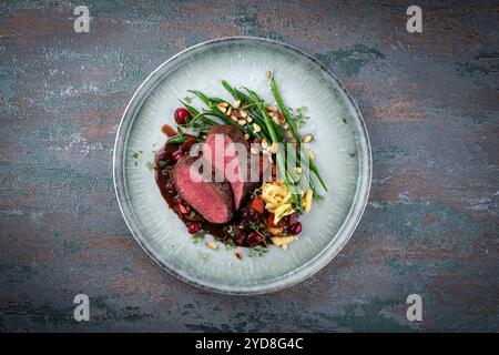 Tradizionale sella di filetto di cervo arrosto con spÃ¤tzle Foto Stock