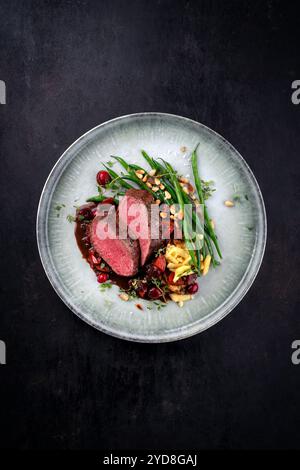 Tradizionale sella di filetto di cervo arrosto con spÃ¤tzle Foto Stock