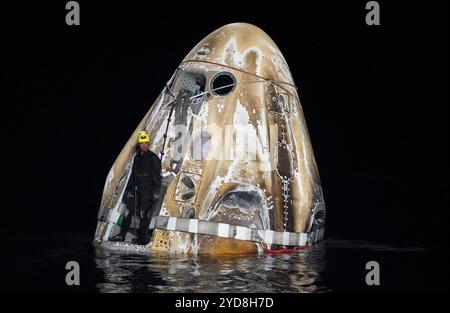 Pensecola, Stati Uniti d'America. 25 ottobre 2024. Pensecola, Stati Uniti d'America. 25 ottobre 2024. Le squadre di supporto lavorano per mettere in sicurezza la navicella spaziale SpaceX Dragon Endeavour dopo lo sbarco nel Golfo del Messico, il 25 ottobre 2024 al largo della costa di Pensacola, Florida. La capsula trasportava l'astronauta della NASA Expedition 70 Matthew Dominick, Michael Barratt, Jeanette Epps e il cosmonauta Roscosmos Alexander Grebenkin, di ritorno dalla stazione spaziale Internazionale. Crediti: Joel Kowsky/NASA/Alamy Live News Foto Stock