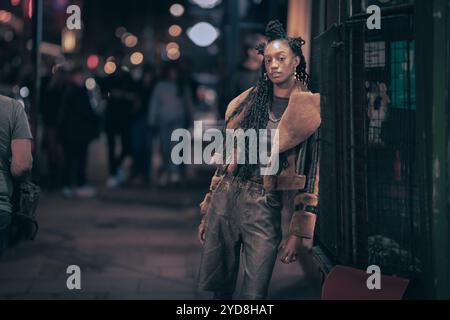 Modella nera a Soho di notte. Foto Stock