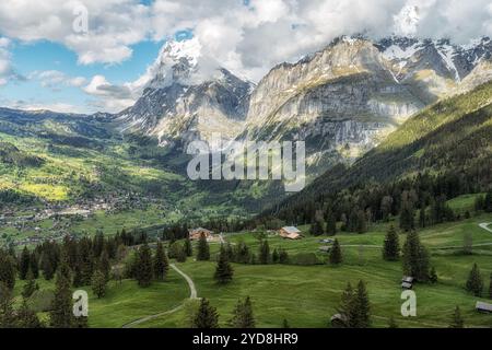 La valle di Grindelwald e il monte Eiger sono visti dalla funivia giù dalla stazione di Jungfraujoch. Famosa regione delle Alpi Bernesi in Svizzera. Foto Stock