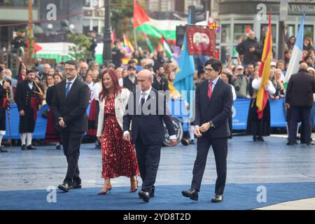 Oviedo, Spagna, 25 ottobre 2024: I membri del Premio Principessa delle Asturie per la cooperazione internazionale, l'Organizzazione degli Stati Ibero-americani per l'istruzione, la scienza e la cultura (EOI) durante i premi Princess of Asturias 2024, il 25 ottobre 2024, al Teatro Campoamor di Oviedo, Spagna. Crediti: Alberto Brevers / Alamy Live News. Foto Stock