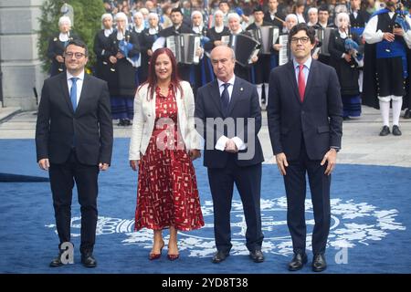 Oviedo, Spagna, 25 ottobre 2024: I membri del Premio Principessa delle Asturie per la cooperazione internazionale, l'Organizzazione degli Stati Ibero-americani per l'istruzione, la scienza e la cultura (EOI) durante i premi Princess of Asturias 2024, il 25 ottobre 2024, al Teatro Campoamor di Oviedo, Spagna. Crediti: Alberto Brevers / Alamy Live News. Foto Stock