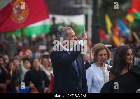 Oviedo, Spagna, 25 ottobre 2024: Il re Felipe vi di Spagna saluta i presenti alla Principessa delle Asturie 2024, il 25 ottobre 2024, al Teatro Campoamor di Oviedo, Spagna. Crediti: Alberto Brevers / Alamy Live News. Foto Stock