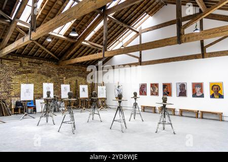 Mostra all'interno dei Trinity Art Studios, Trinity Buoy Wharf, Londra, Inghilterra Foto Stock