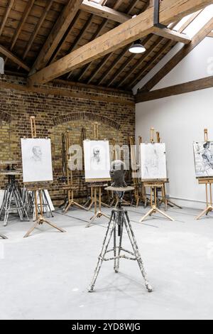 Mostra all'interno dei Trinity Art Studios, Trinity Buoy Wharf, Londra, Inghilterra Foto Stock