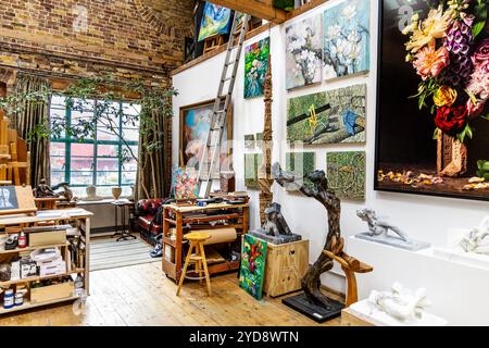 Interno della Trinity Art Galley all'interno dei Trinity Art Studios in un magazzino convertito, Trinity Buoy Wharf, Londra, Inghilterra Foto Stock