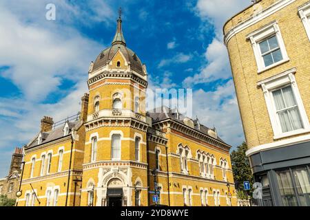 Esterno del Lansbury Heritage Hotel, all'interno del 1870 edificio gotico vittoriano dell'ex Poplar Borough Council, Londra, Inghilterra Foto Stock