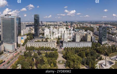 Il vivace skyline di Varsavia presenta edifici eleganti tra parchi lussureggianti, bagnati dalla luce del sole, in Polonia Foto Stock