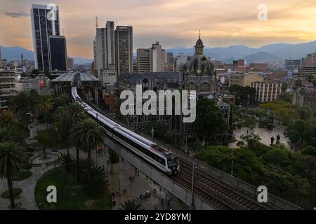 Vista di Plaza Botero e del famoso sistema della metropolitana Medellin, Colombia. La metropolitana include treni a livello della strada e anche funivie aeree per il collegamento al c Foto Stock